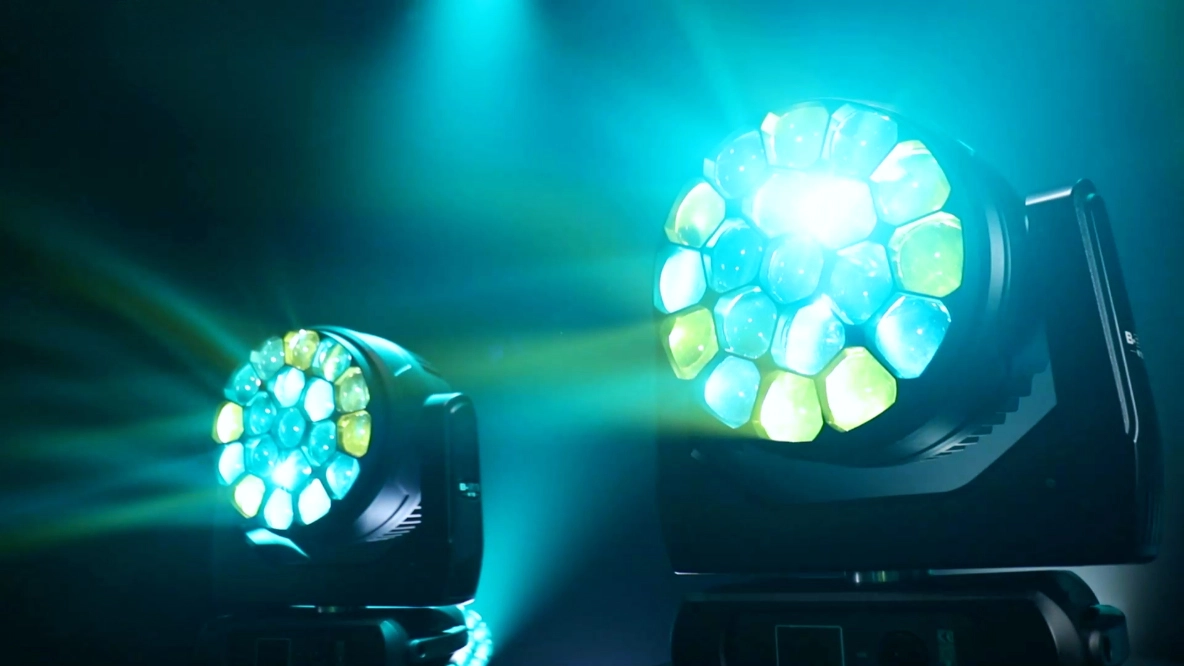 Светодиодная поворотная голова GML B-EYE 1940 — stage performance, two fixtures in cyan wash mode